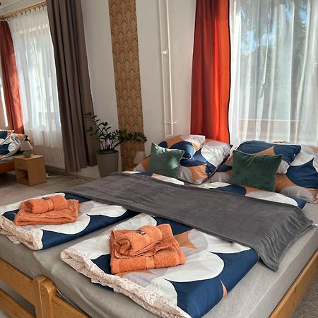 Tavaszpart Vendeghaz Apartment แซแก็ด ภายนอก รูปภาพ